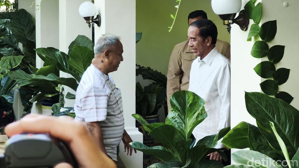Presiden Ke-7 RI, Joko Widodo (Jokowi) saat ditemui di kediamannya di Sumber, Banjarsari, Solo, Jumat (6/6/2025).